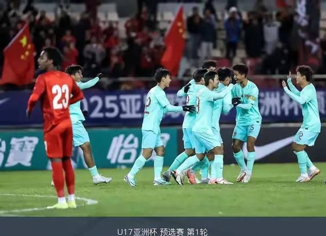 足球锦标赛引爆热烈气氛，球迷震撼不已的简单介绍