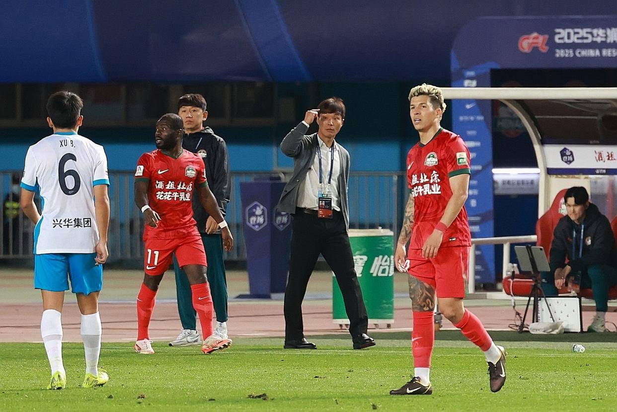 阿贾克斯五连胜继续领跑积分榜，武磊主帅陷下课危机！的简单介绍