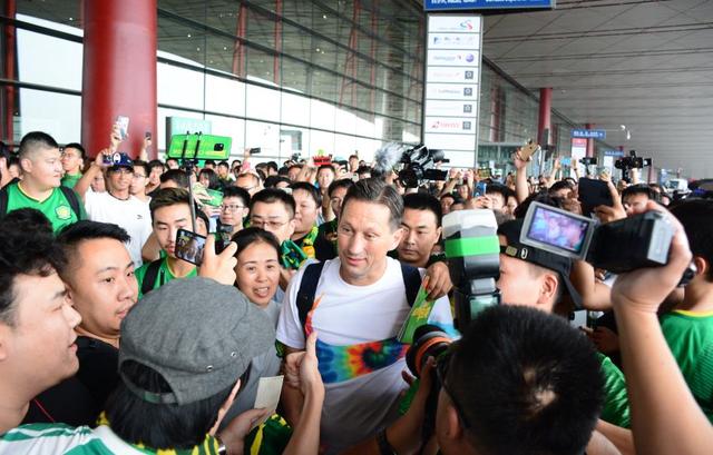 海港重伤倒地，国安全队围拢祈祷，场面感人
